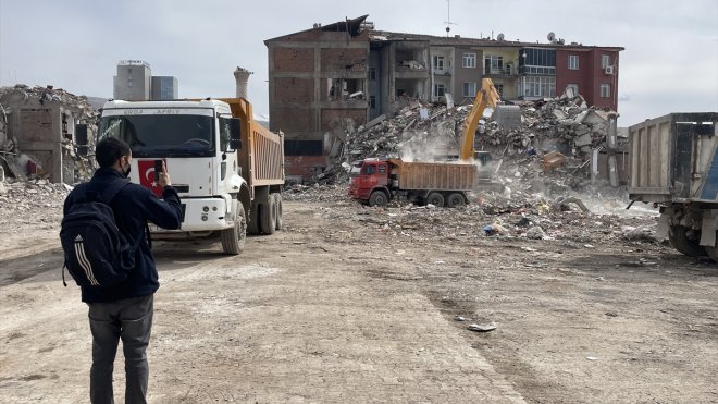 Malatya'da yıkım ve enkaz kaldırma çalışmaları sürüyor