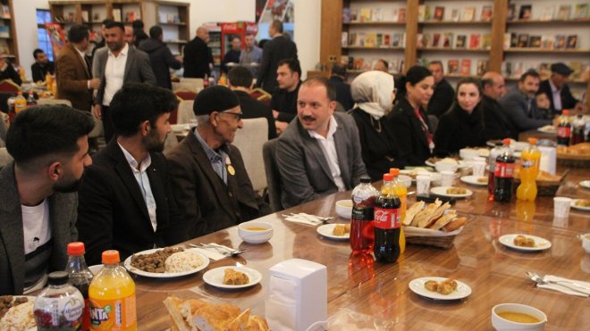 Malazgirt'te şehit aileleri ve depremzedeler için iftar programı düzenlendi
