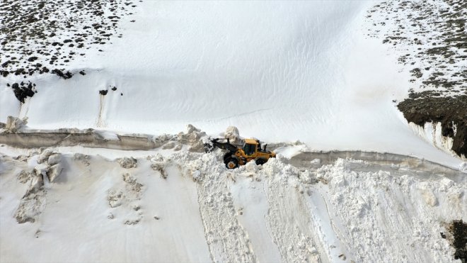 Muş'ta ekipler karla kaplı yolları açmaya çalışıyor