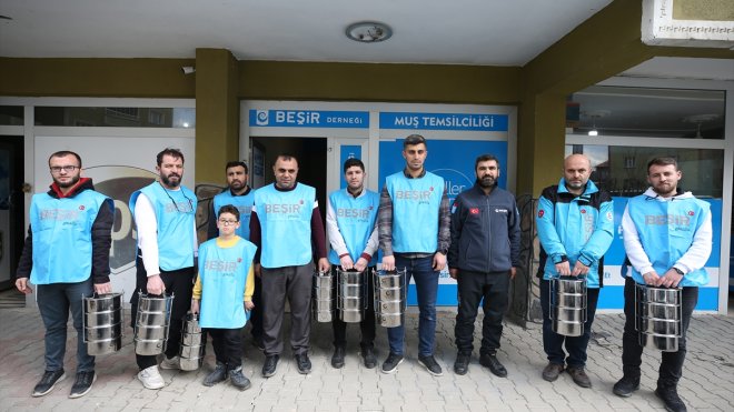 Muşlu gönüllüler, evlerde pişirilen yemekleri ihtiyaç sahiplerine ulaştırıyor