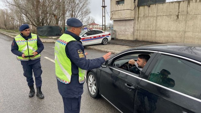 Muş'ta jandarma ekipleri trafik denetimi yaptı