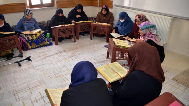 Muş'ta kadınların mukabele geleneği sürüyor