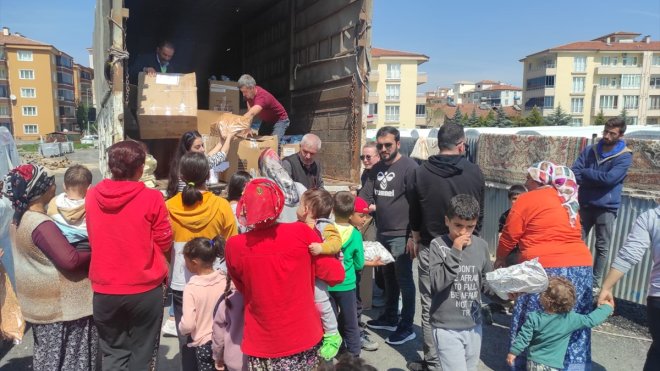 Muş'ta öğretmen ve öğrencilerin topladığı oyuncaklar depremzede çocuklara ulaştırıldı