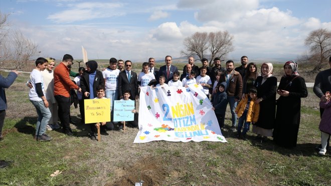 Muş'ta otizmli çocuklar ağaç dikti