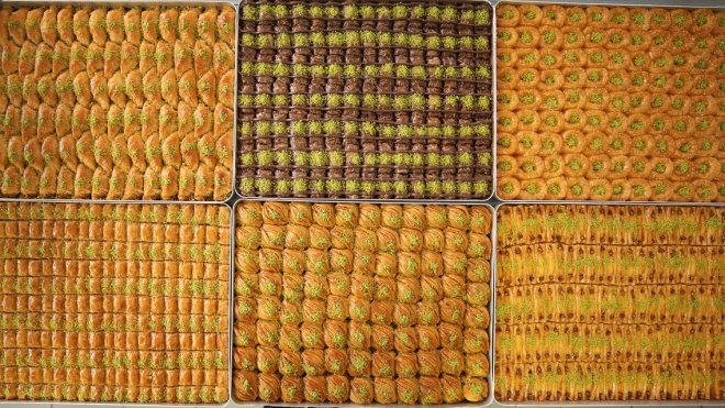 Muş'ta tatlıcılar siparişleri yetiştirmeye çalışıyor