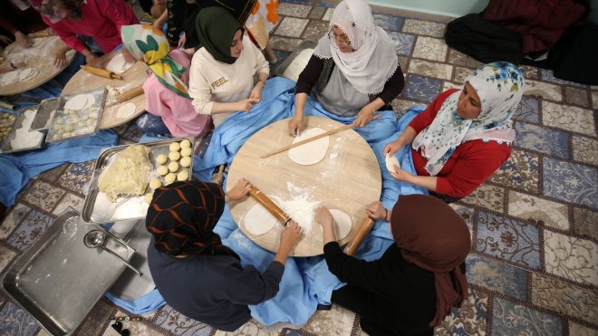 MUŞ - Yurda yerleştirilen depremzede kadınlar bayram için tatlı yaptı1