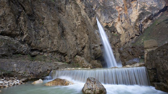 Tunceli'de 80 metreden akan Rabat Şelalesi'nde ilkbahar güzelliği