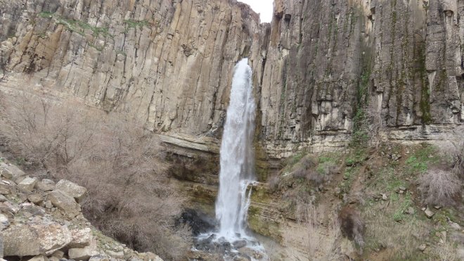 Tunceli'de kar sularıyla canlanan Ekirek Şelalesi doğa tutkunlarını ağırlıyor