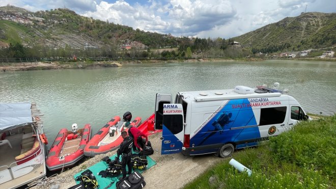 Munzur Çayı'nda kaybolan 3 kişinin bulunması için aramalar su altında yoğunlaştırıldı