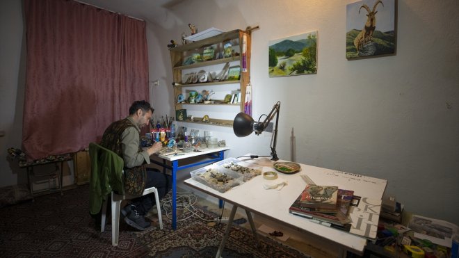 Munzur ve Pülümür vadilerinden topladığı taşlar ile dal parçaları tuvali oldu