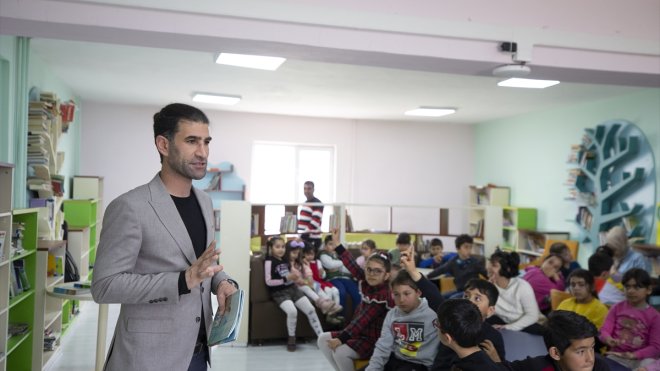 TUNCELİ - Okullarda gönüllü verdiği eğitimlerle çocuklara okuma sevgisi aşılıyor1