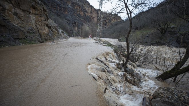 TUNCELİ - Taşkın nedeniyle Tunceli-Ovacık kara yolunda mahsur kalanlar kurtarıldı1
