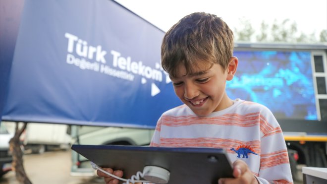 Türk Telekom'un ramazan tırı depremzede çocuklara destek için tura çıktı