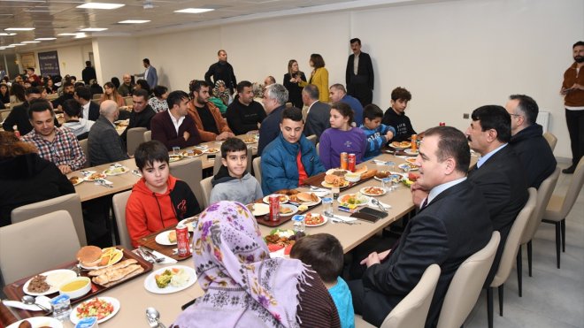 Vali Akbıyık, depremzedelerle iftarda bir araya geldi