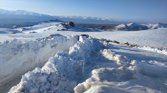 VAN - Belediye ekipleri yüksek kesimlerdeki kapalı yolları açıyor1