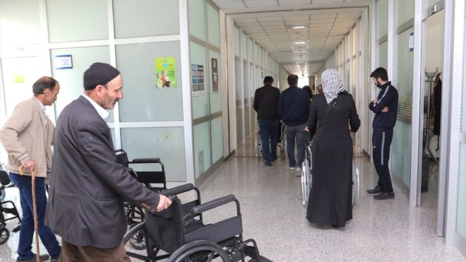 Van Büyükşehir Belediyesi 10 engelliye tekerlekli sandalye hediye etti
