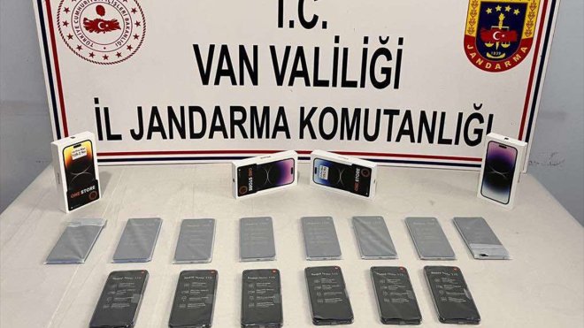 Van'da 18 kaçak cep telefonu ele geçirildi