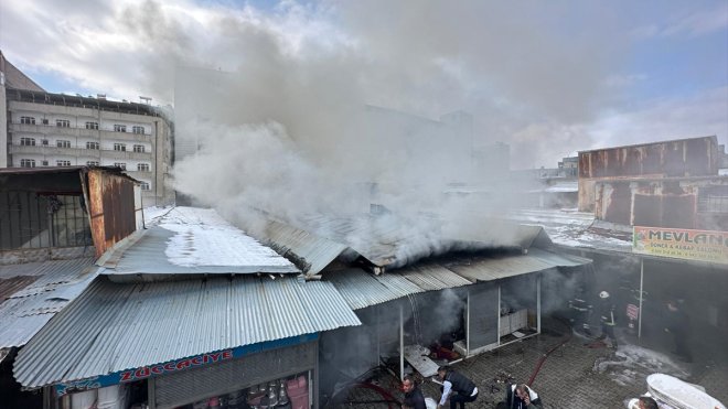 Van'da çok sayıda iş yerinin bulunduğu halk pazarında çıkan yangına müdahale ediliyor