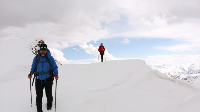 Van'da dağcılar Mengene Dağı'na tırmandı