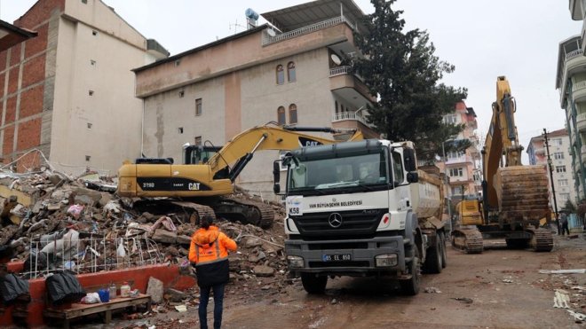 Van'dan giden ekipler Malatya'da 7 bin 300 kamyon hafriyatı şehir dışına taşıdı