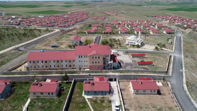 Van depreminde yıkılan kerpiç evlerin yerine yapılan köy evlerinde güvenle oturuyorlar1