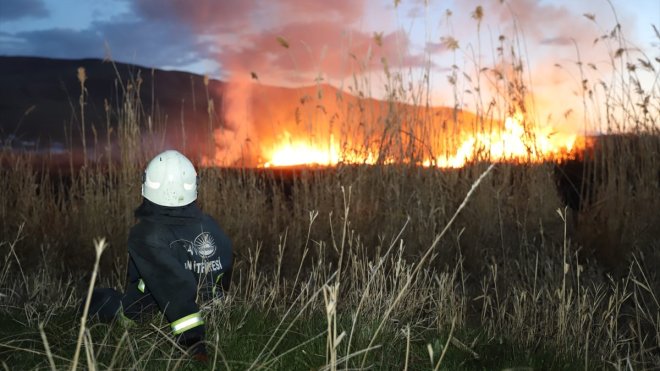 Van Gölü kıyısındaki sazlık alanda çıkan yangın kontrol altına alındı1