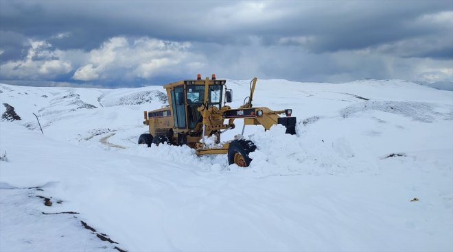 kesimlerinde karla mücadele sürüyor Van