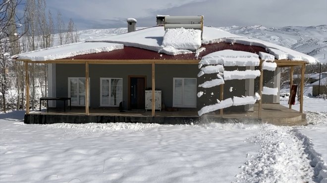 Van ve Bitlis'te 163 yerleşim yerinin yolu kar ve tipi nedeniyle kapandı