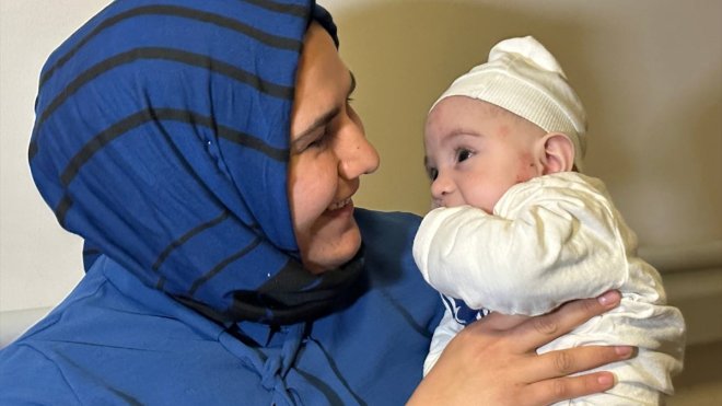 Van'da rahminden 13 miyom çıkarılan kadın ilk çocuğunu kucağına almanın mutluluğunu yaşıyor