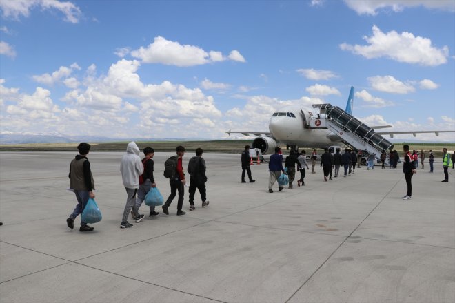 göçmen gönderildi düzensiz 227 uyruklu ülkelerine Afganistan Ağrı