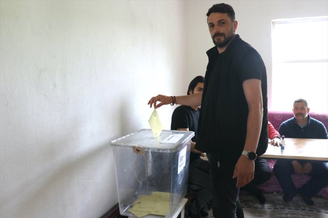 - köy bulunan 12 seçmeni gitti AĞRI sandığa 6
