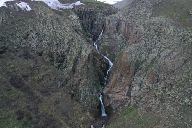 tutkunlarını ağırlıyor AĞRI 50 şelale akan yükseklikten metre - doğa 11
