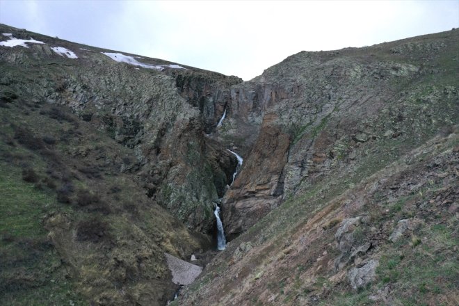 - doğa ağırlıyor şelale AĞRI 50 akan metre tutkunlarını yükseklikten 6