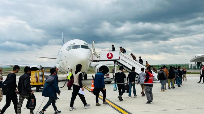 Afganistan uyruklu 136 düzensiz göçmen Ağrı'dan ülkelerine gönderildi