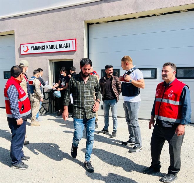 Afganistan uyruklu 227 düzensiz göçmen Ağrı'dan ülkelerine gönderildi