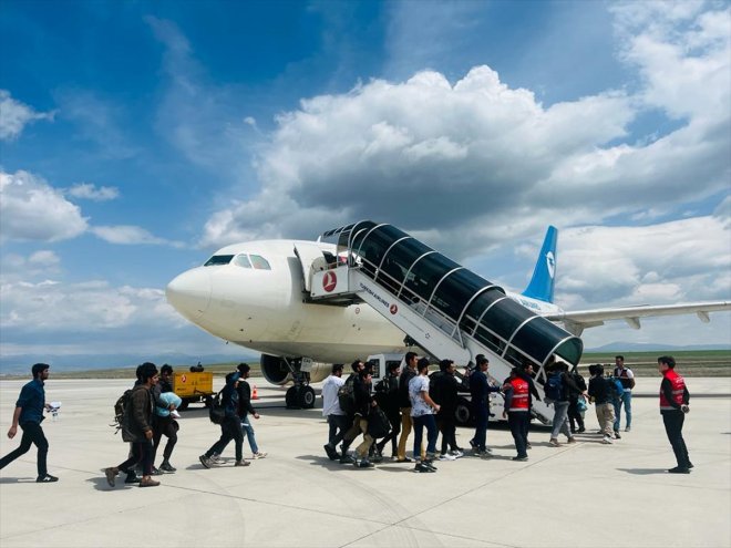 227 düzensiz uyruklu göçmen AĞRI ülkelerine gönderildi - Afganistan 3