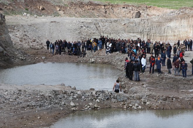 Ağrı'da büyükbaş hayvanı çıkarmak için gölete giren çocuk boğuldu