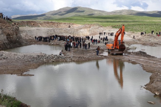 çocuk boğuldu hayvanı AĞRI Büyükbaş - çıkarmak giren gölete için 2
