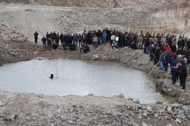 hayvanı gölete çıkarmak giren - çocuk AĞRI için Büyükbaş boğuldu 3