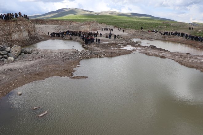 - hayvanı Büyükbaş gölete çocuk boğuldu çıkarmak AĞRI için giren 4