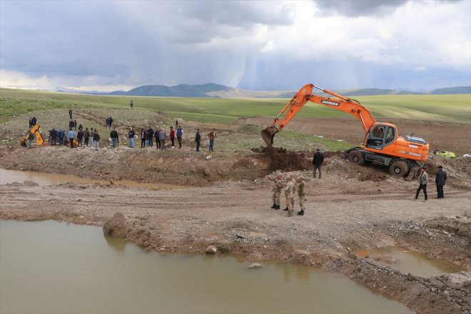 çocuk çıkarmak Büyükbaş boğuldu hayvanı AĞRI gölete giren için - 5