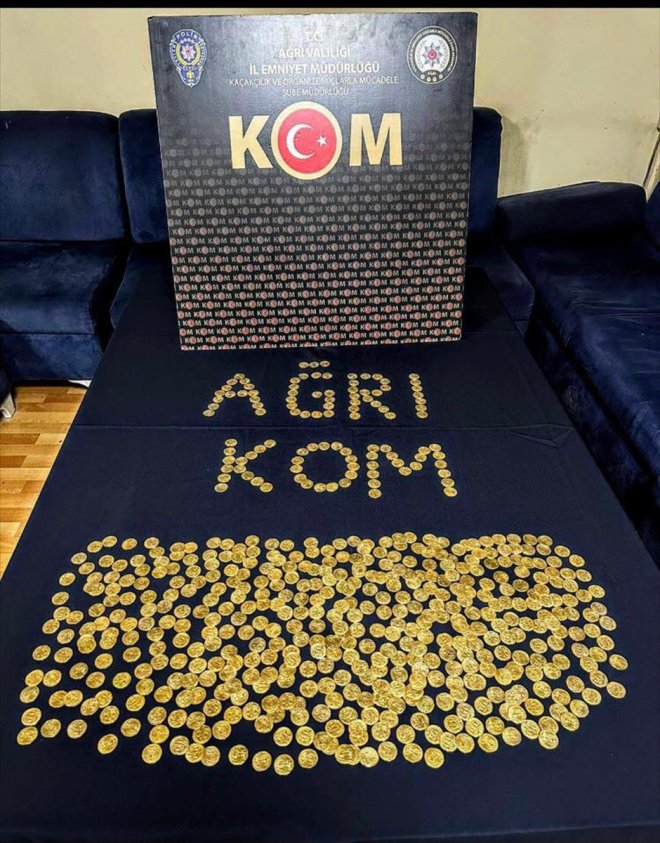 Ağrı'da bir araçta 562 altın sikke ele geçirildi