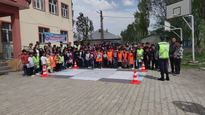 Ağrı'da jandarmadan öğrencilere trafik eğitimi