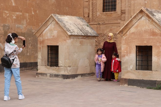 depremzedeler edilen misafir gezdi Paşa Sarayı