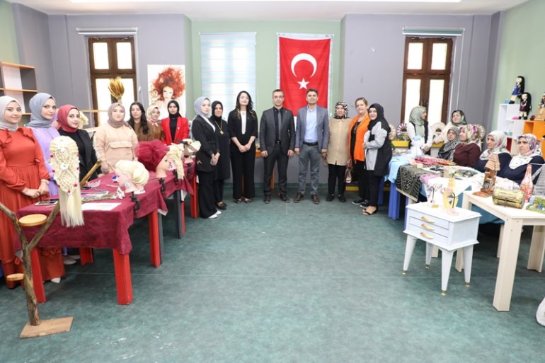 Ağrı Gençlik Merkezinde El Emeği Ürünler Sergilendi3