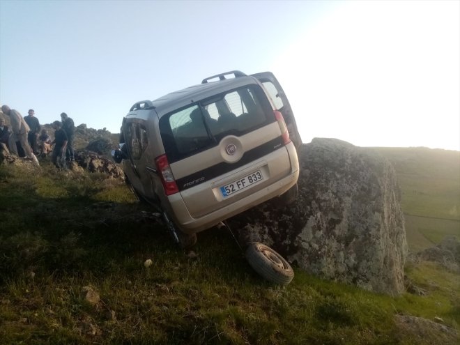 - hafif ticari devrilen Şarampole sürücüsü yaralandı AĞRI aracın 3