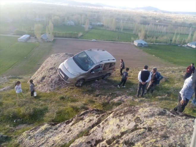 hafif AĞRI yaralandı Şarampole ticari - aracın sürücüsü devrilen 4