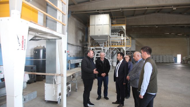 Ahlat Kaymakamı Bingöl, fasulye üretim merkezlerini gezdi