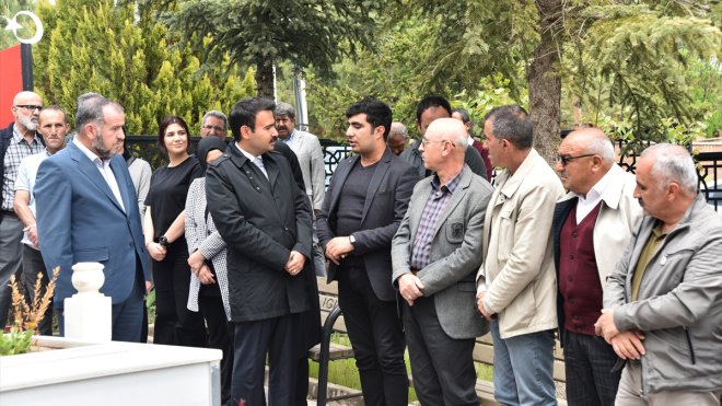 Ahlatlı şehit Murat Sarıgül kabri başında anıldı