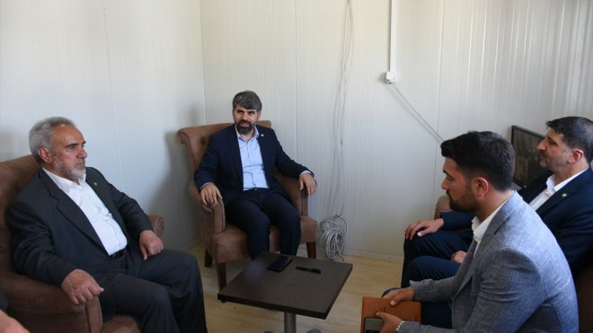 AK Parti Mersin Milletvekili Faruk Dinç, konteynerde faaliyet gösteren gazetecileri ziyaret etti